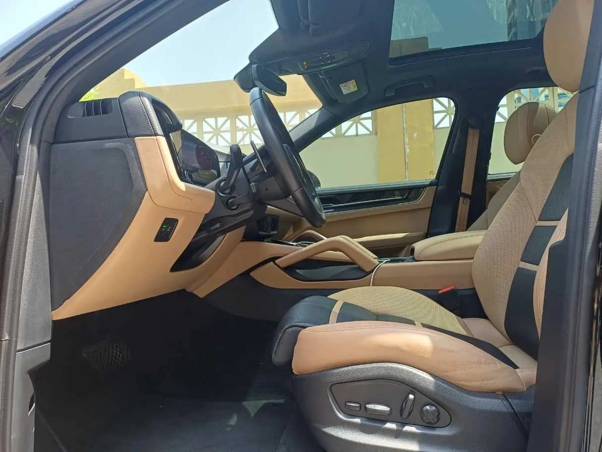 Car image 12