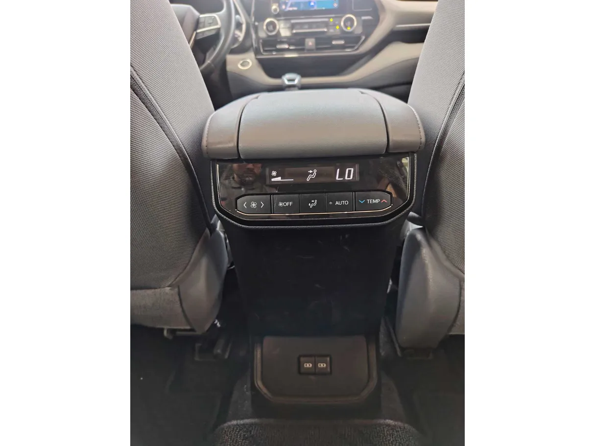 Car image 30