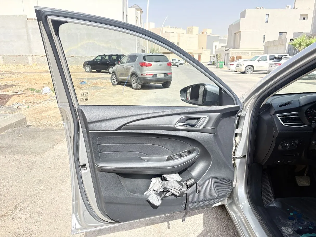Car image 10