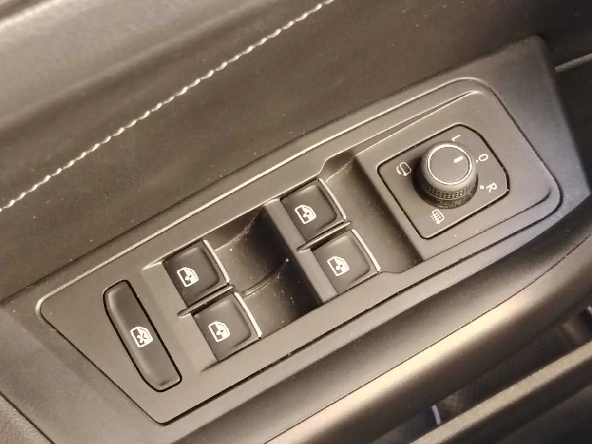 Car image 32