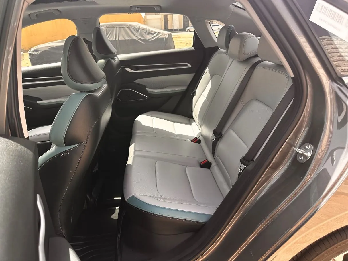 Car image 14