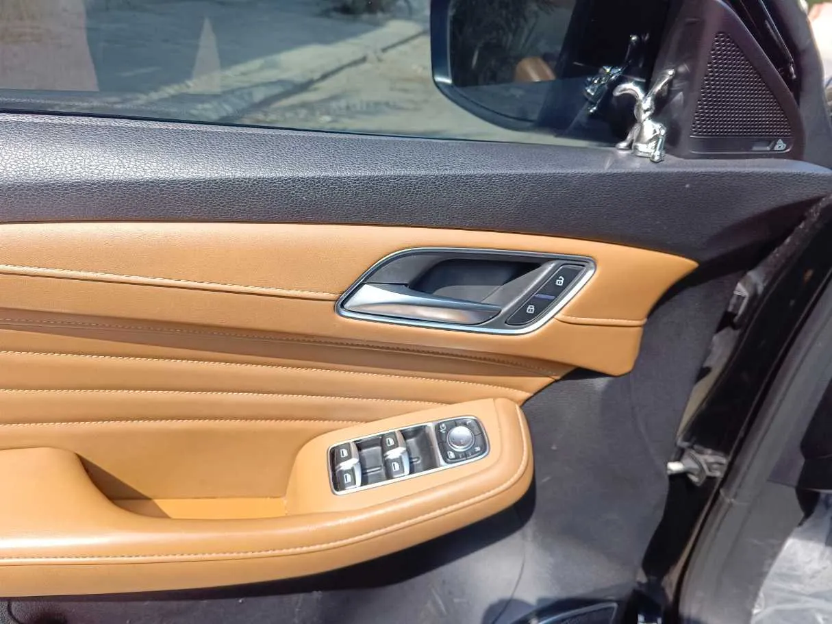 Car image 29