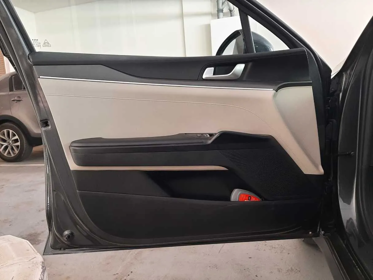 Car image 10