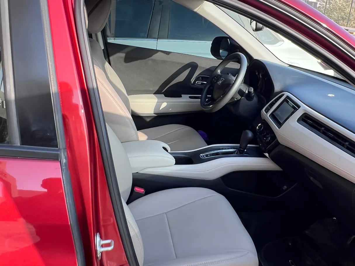 Car image 5