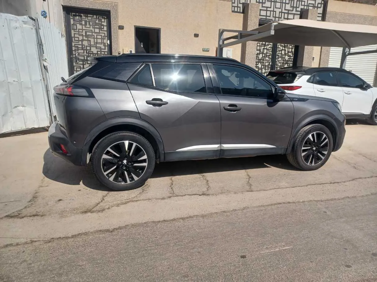 Car image 4