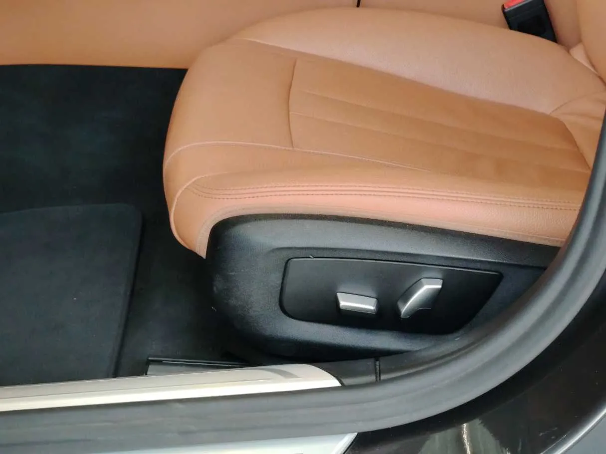 Car image 26