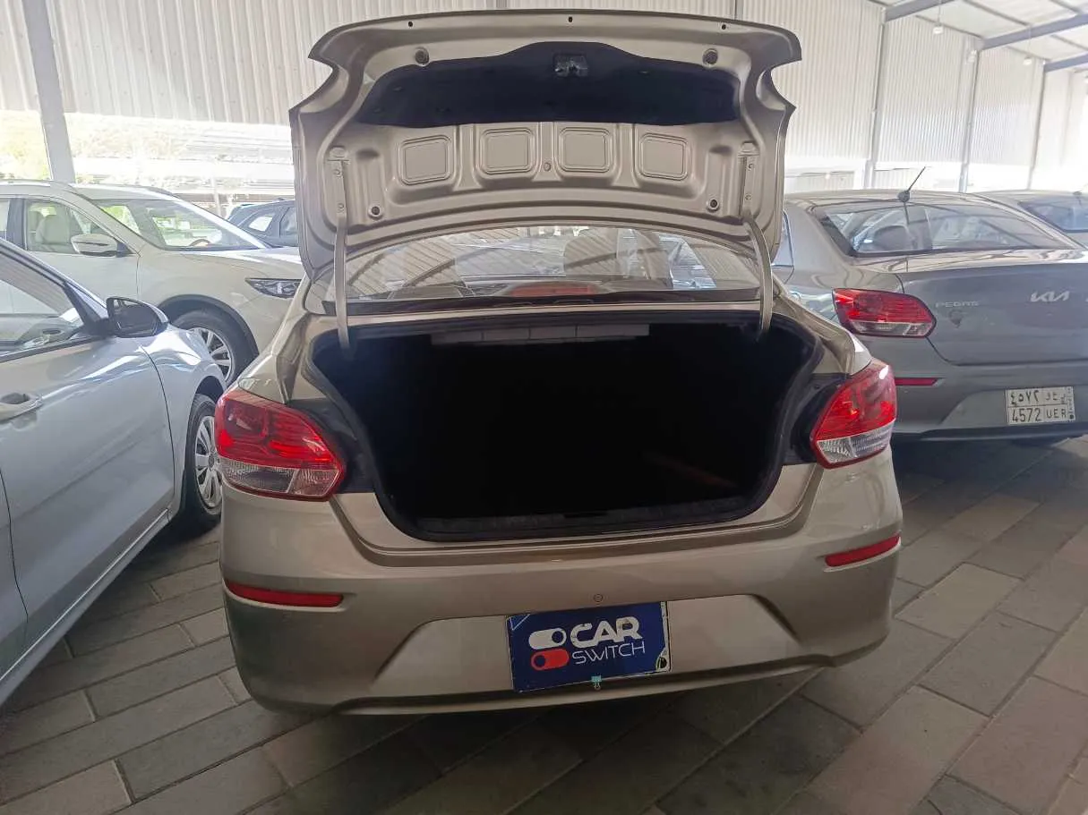 Car image 19