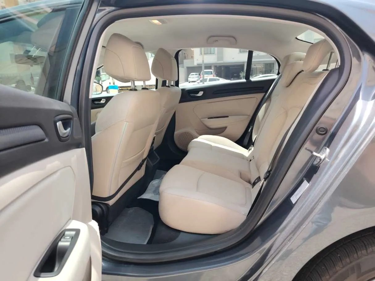 Car image 16