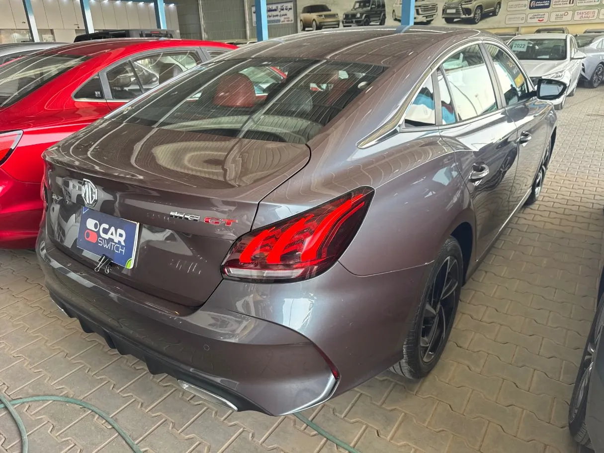 Car image 4