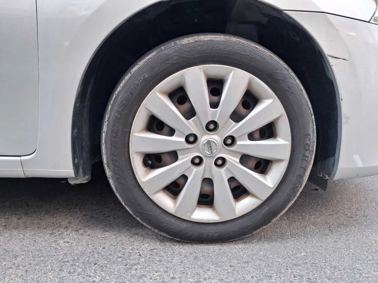 Car image 9