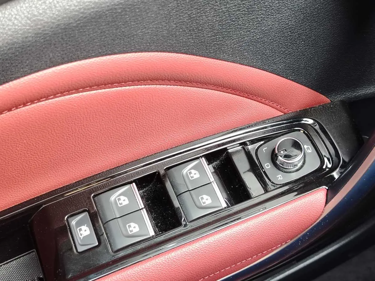 Car image 32