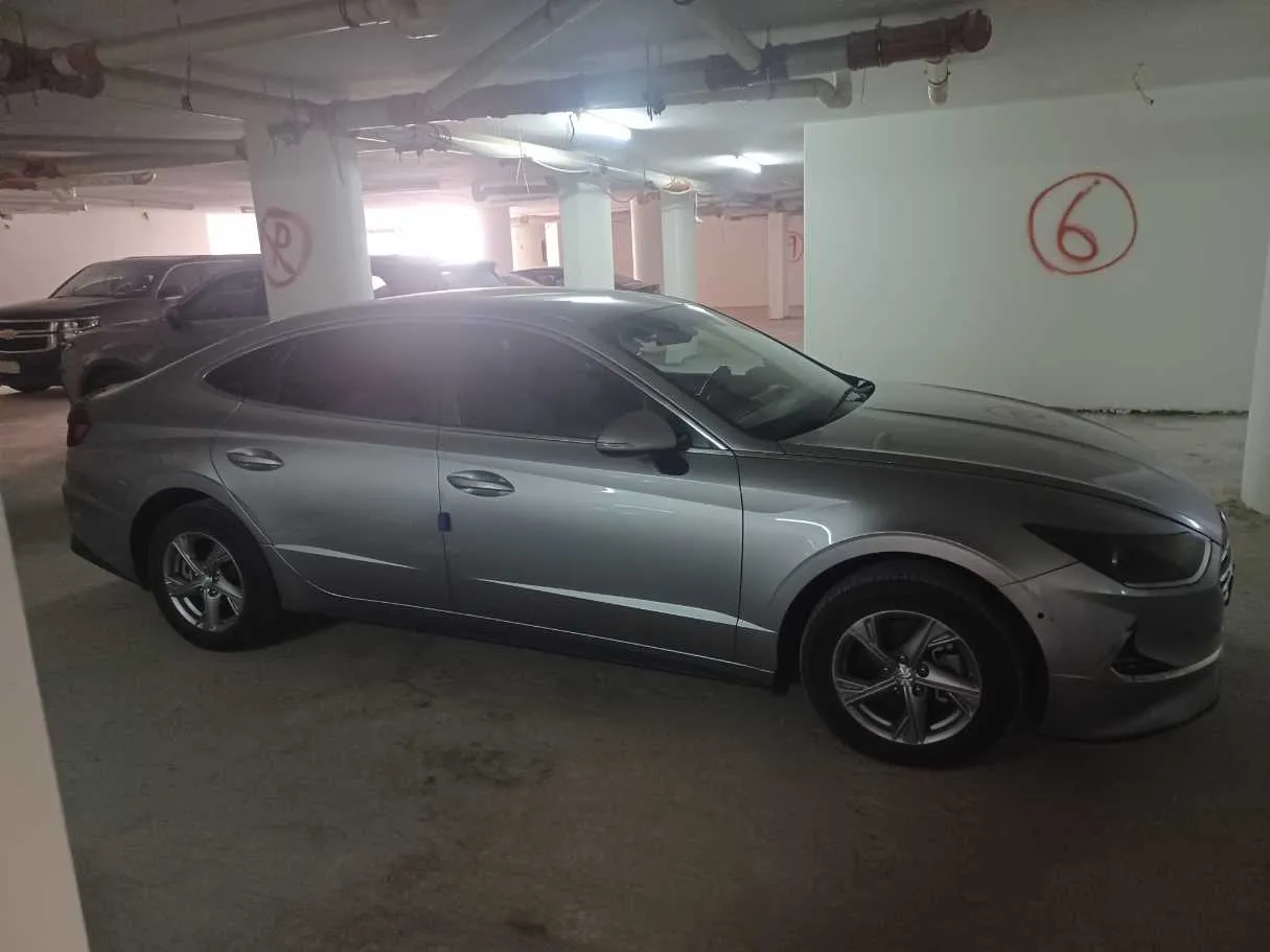 Car image 4