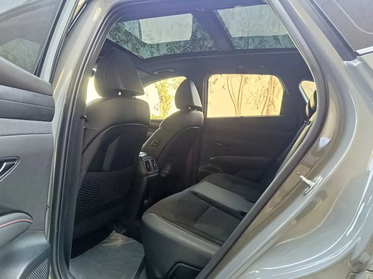Car image 17
