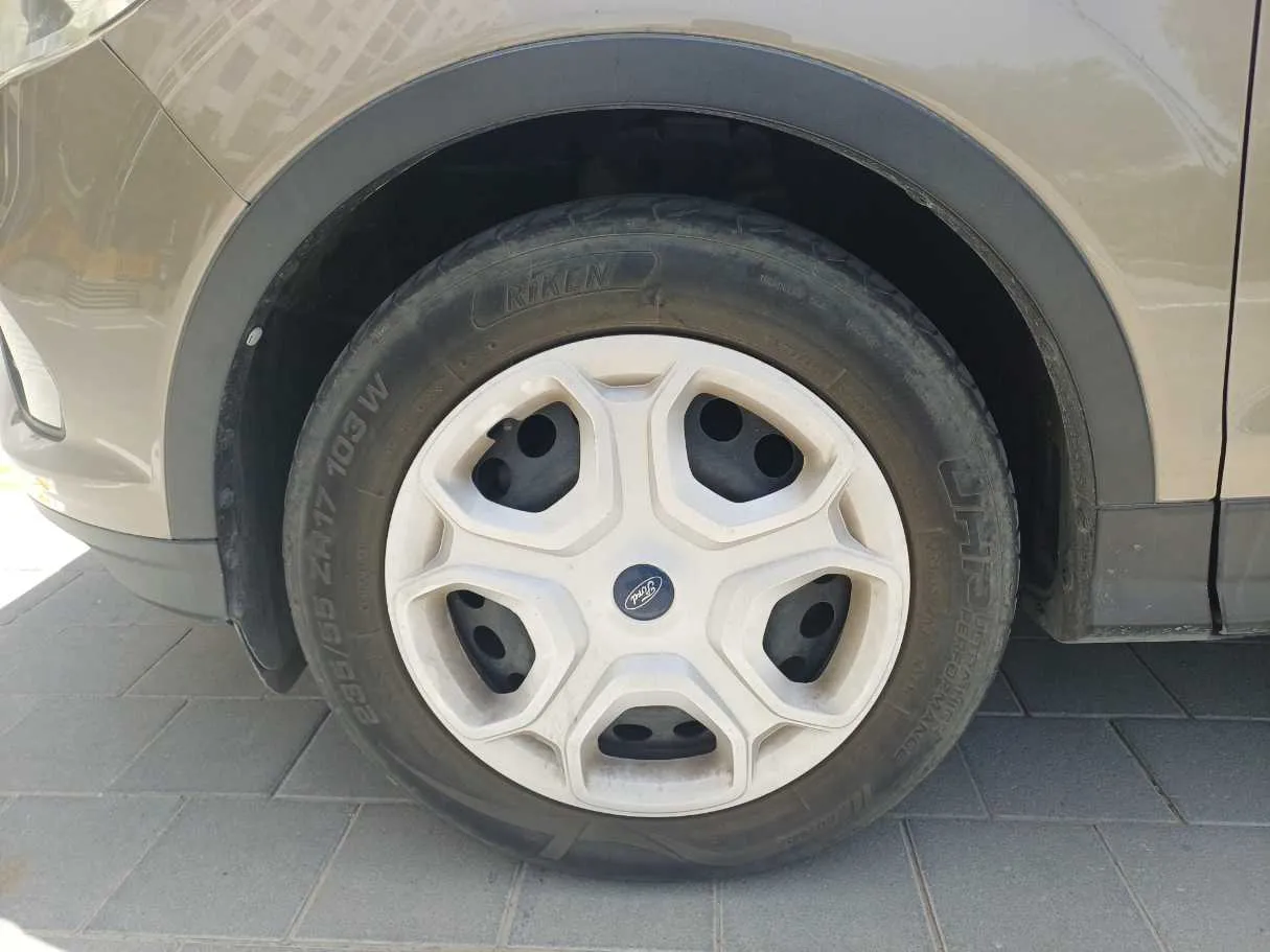 Car image 9
