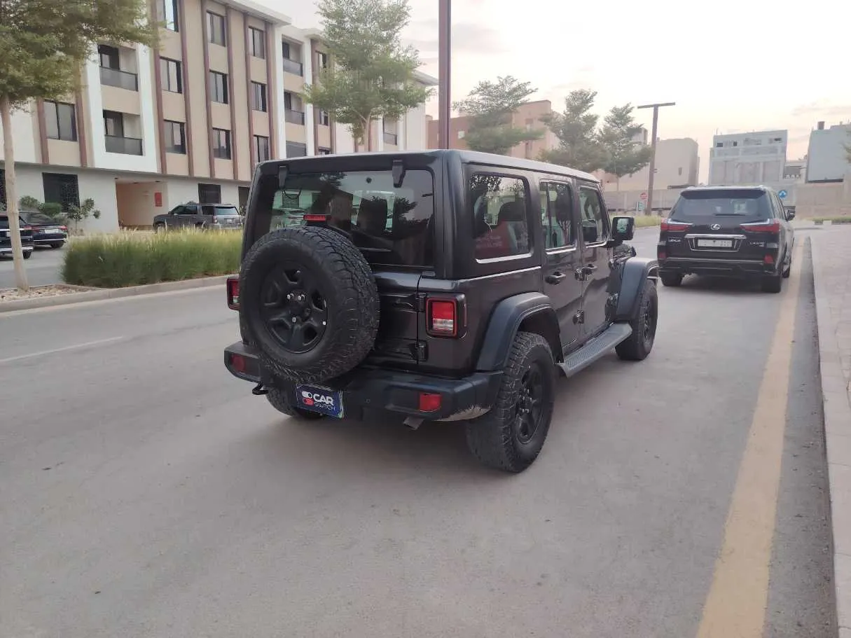 Car image 5