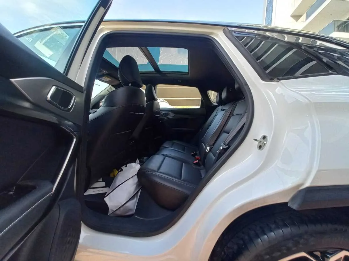 Car image 13
