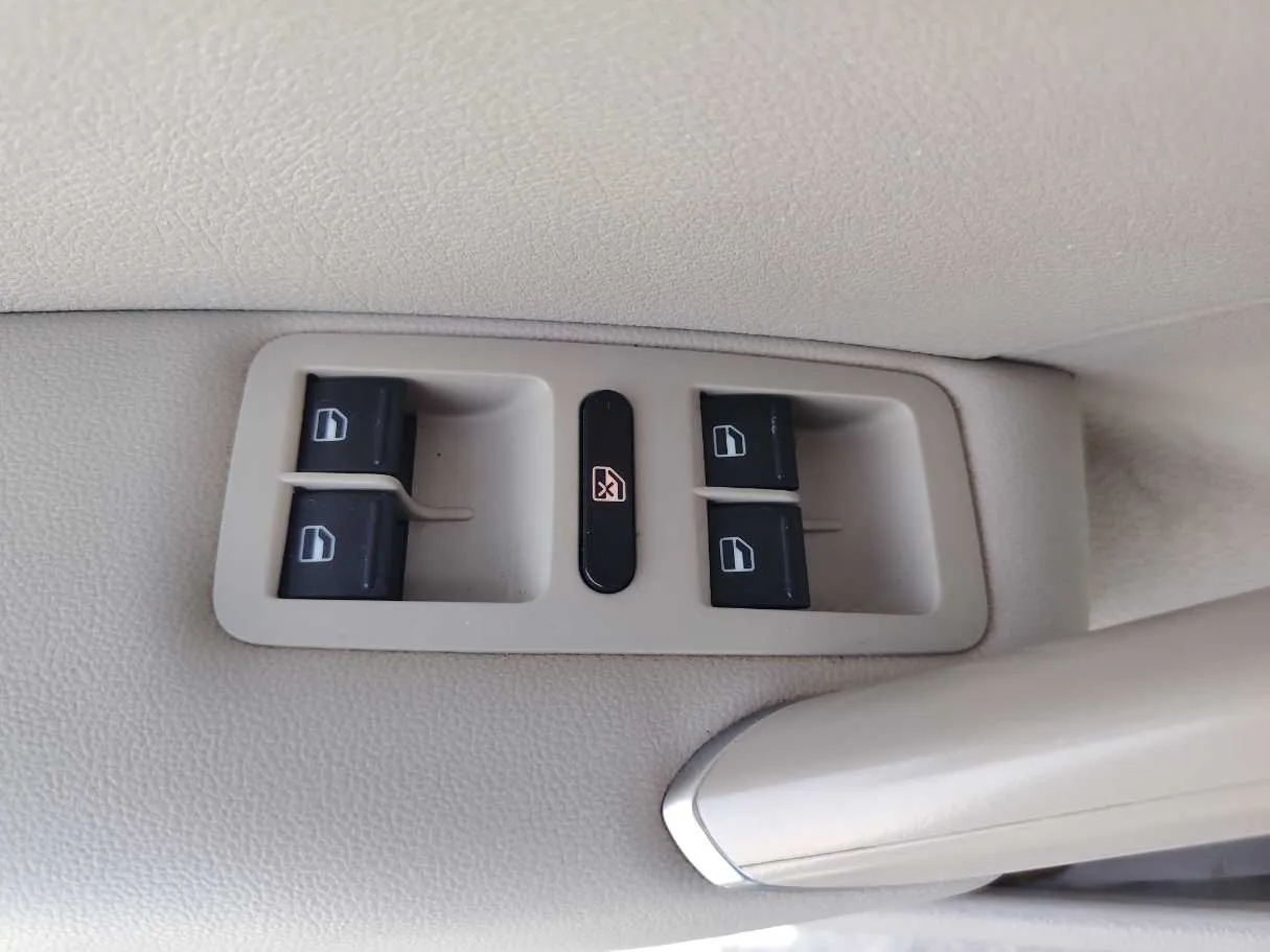 Car image 28
