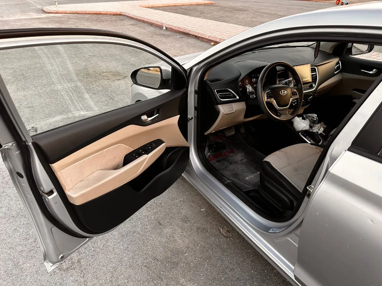 Car image 10