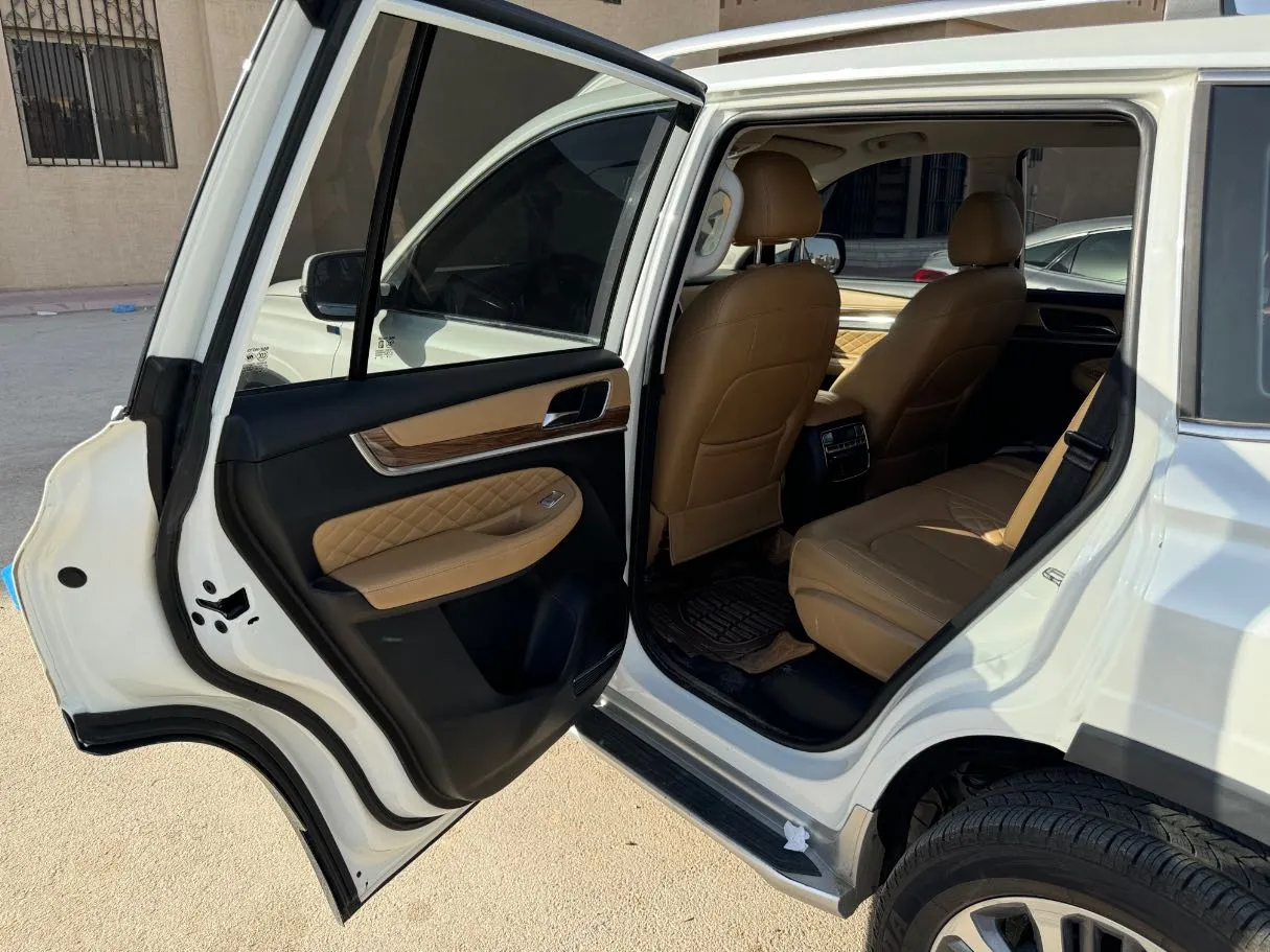 Car image 13