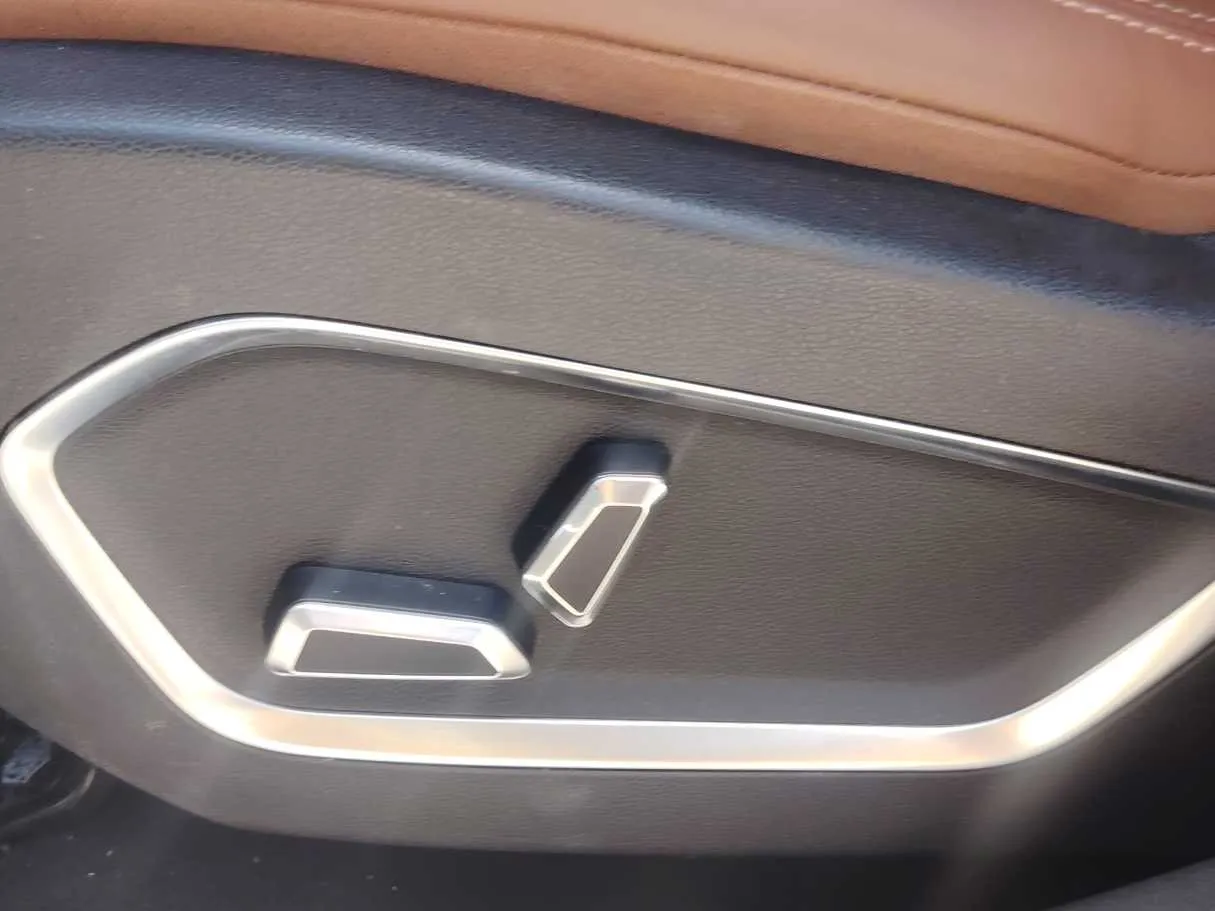 Car image 32
