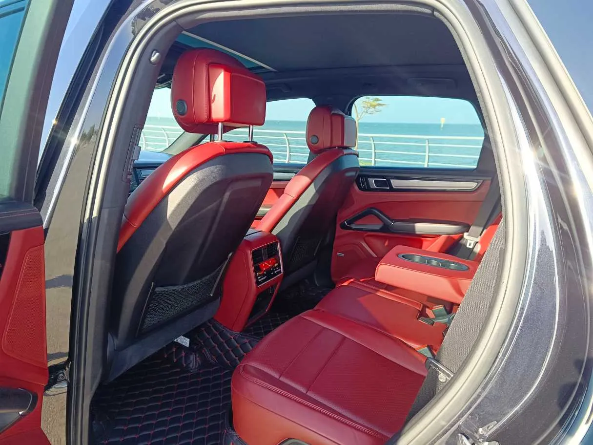 Car image 19