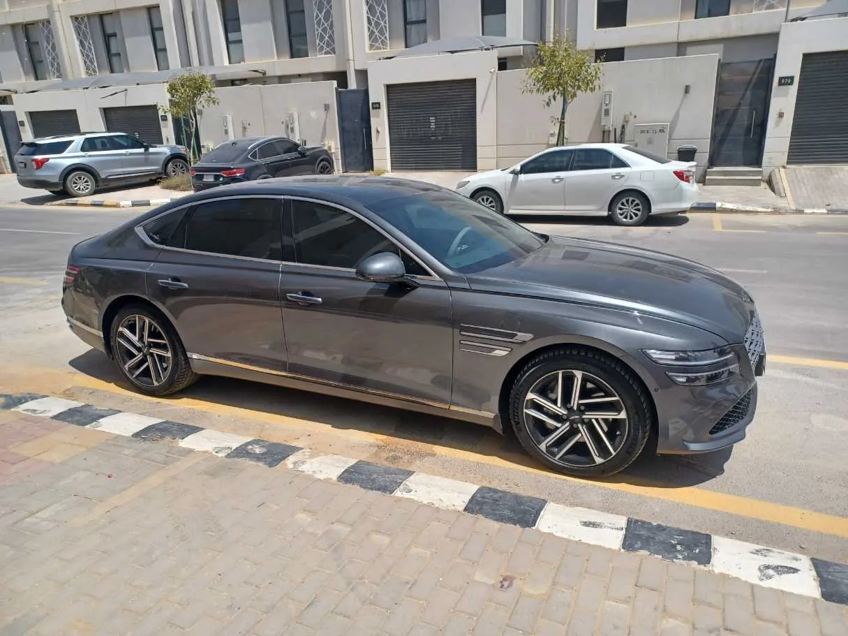 Car image 4