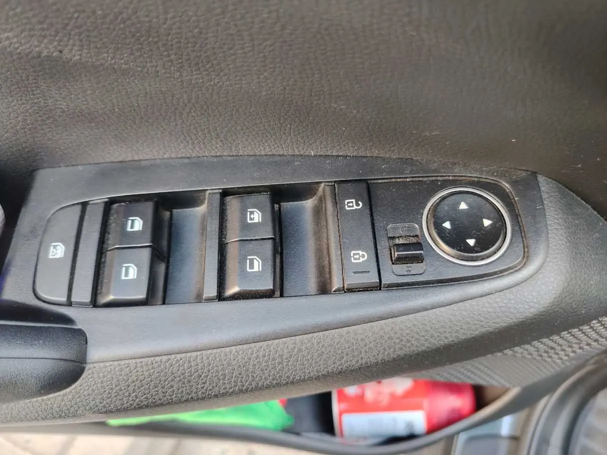 Car image 34