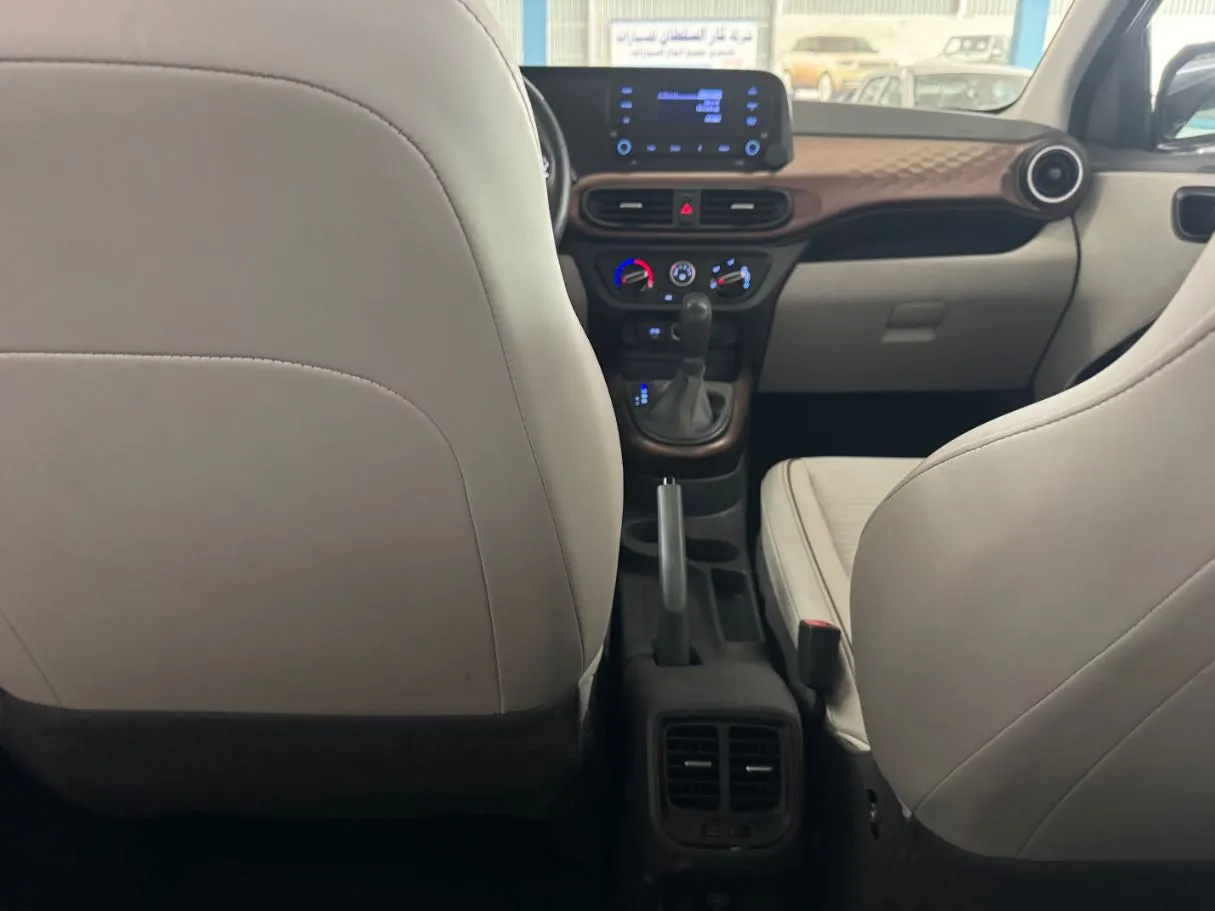 Car image 19