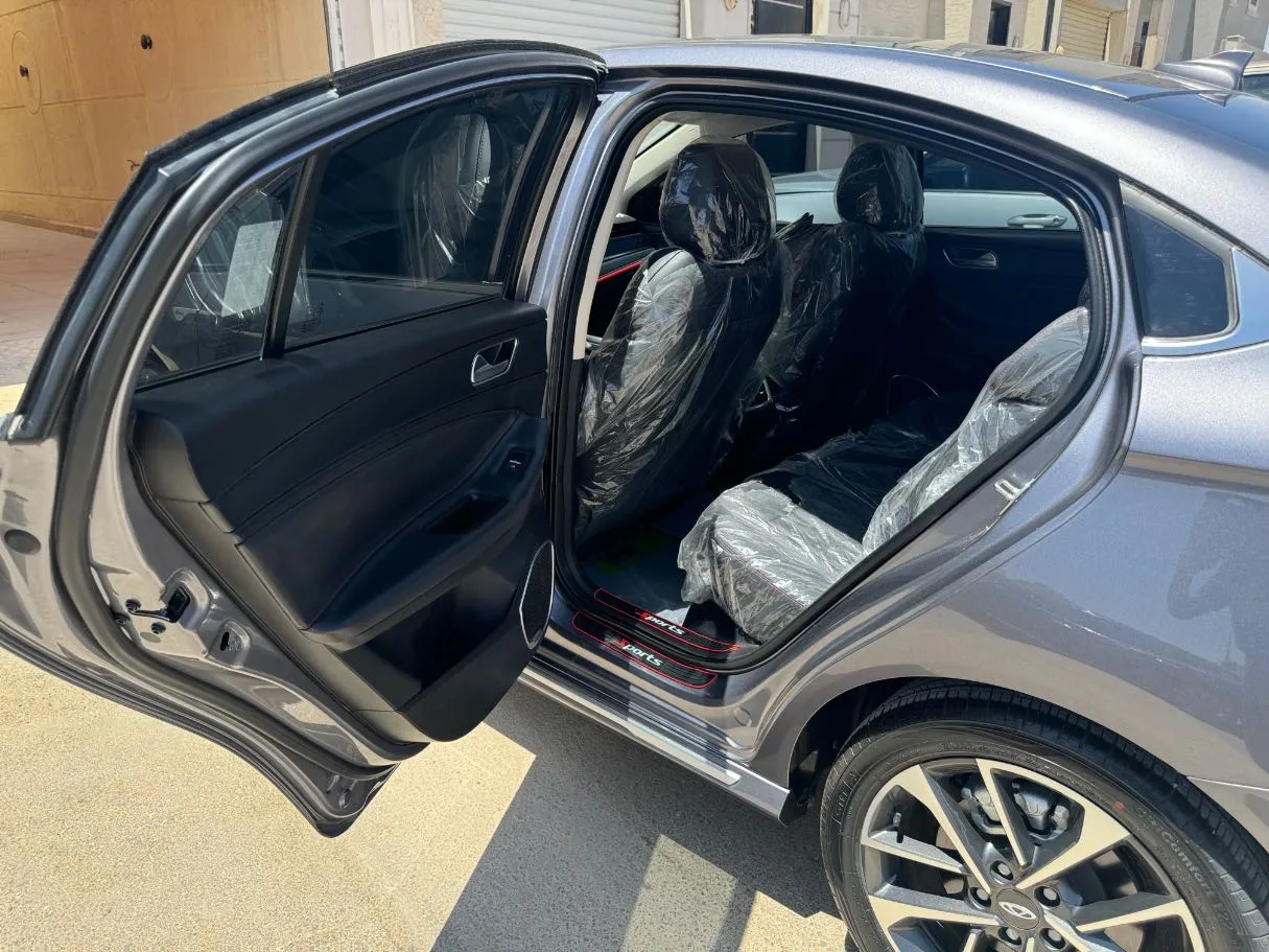 Car image 13