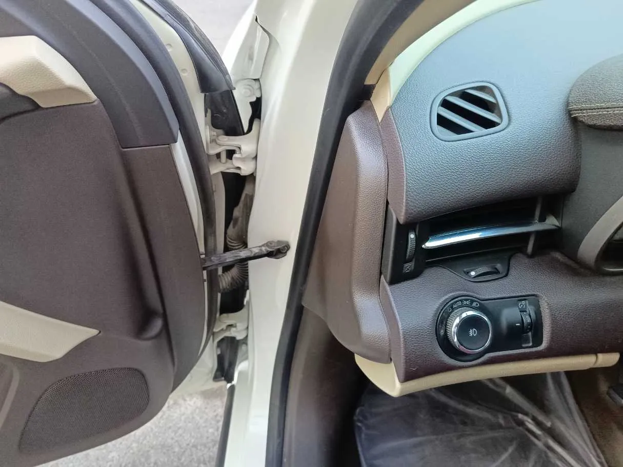 Car image 30