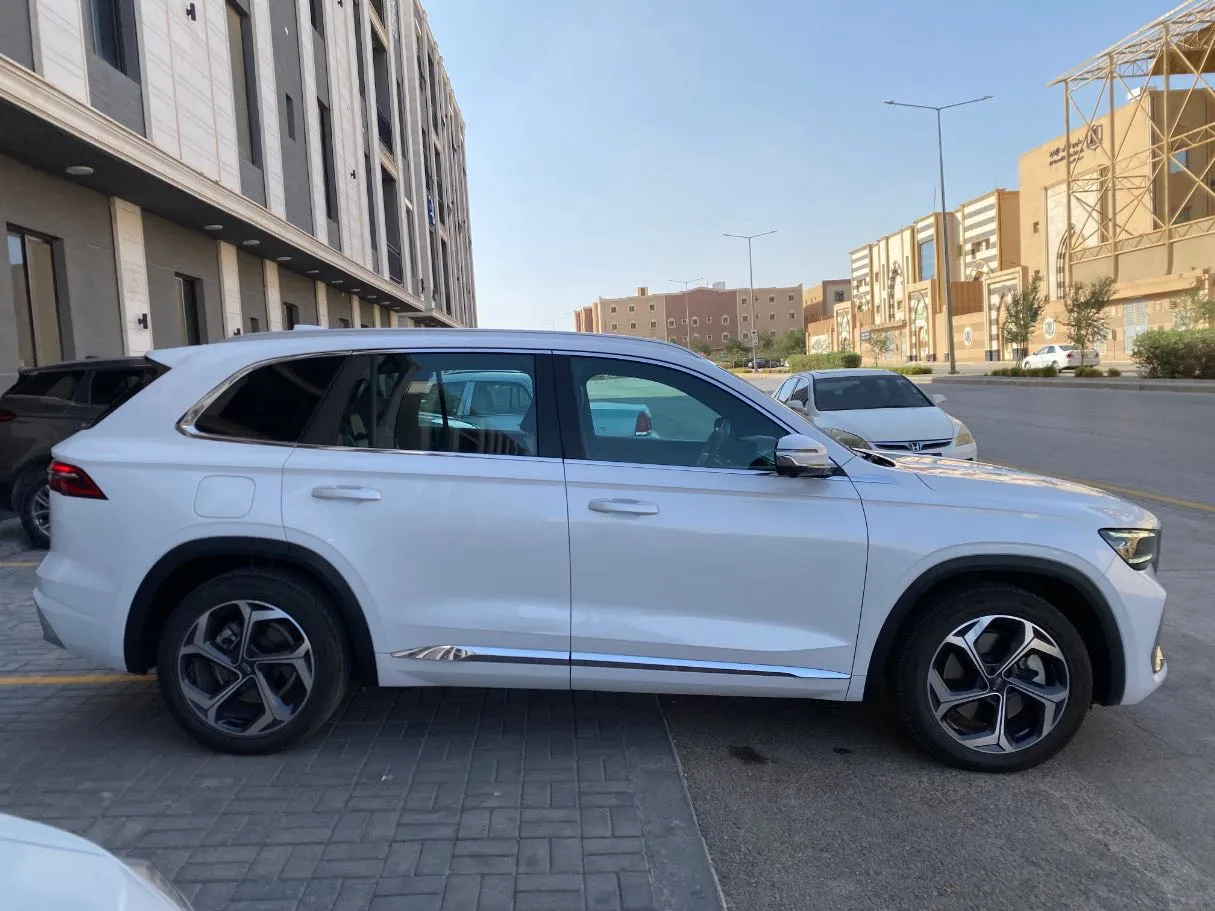 Car image 4