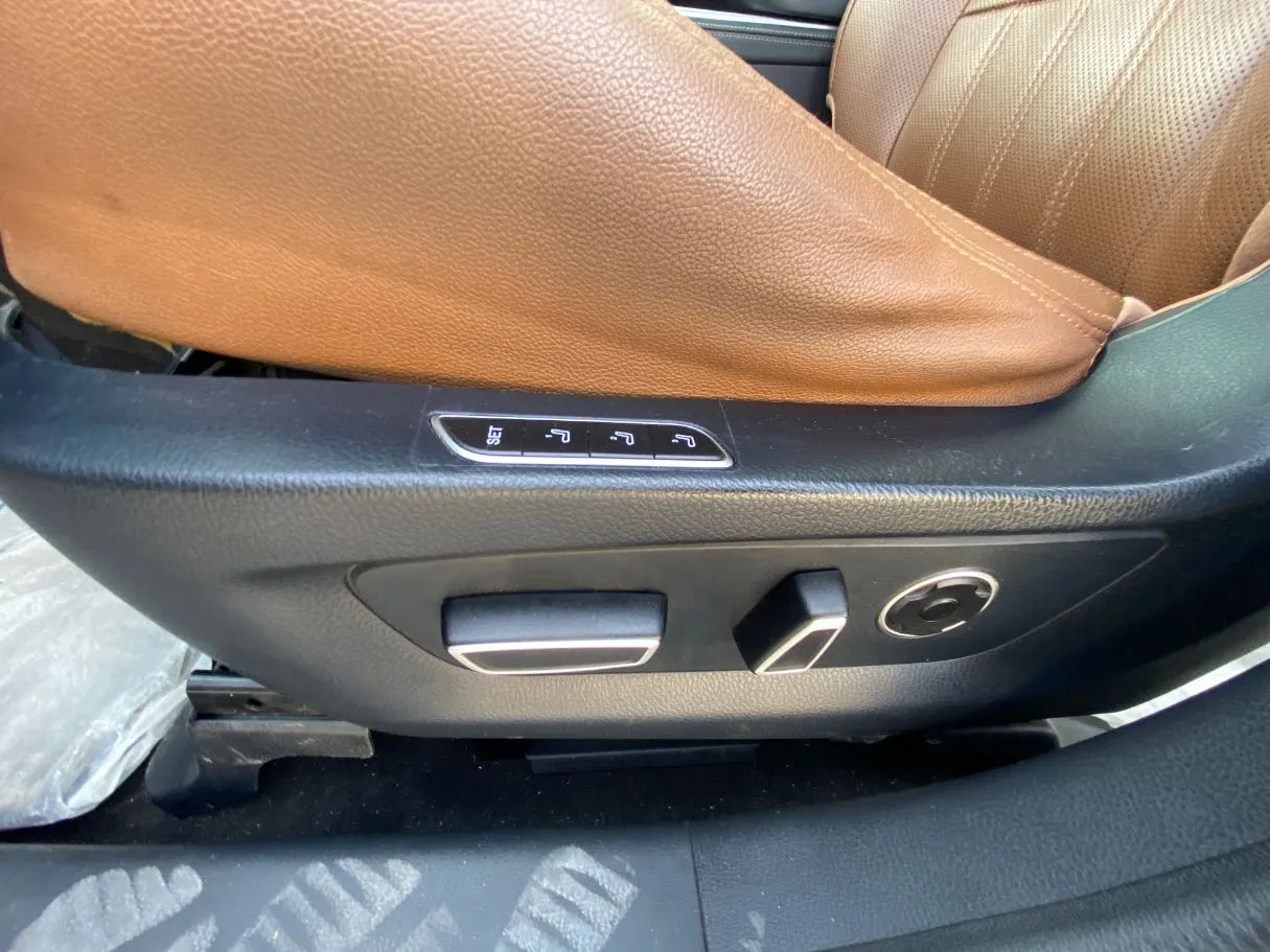 Car image 30