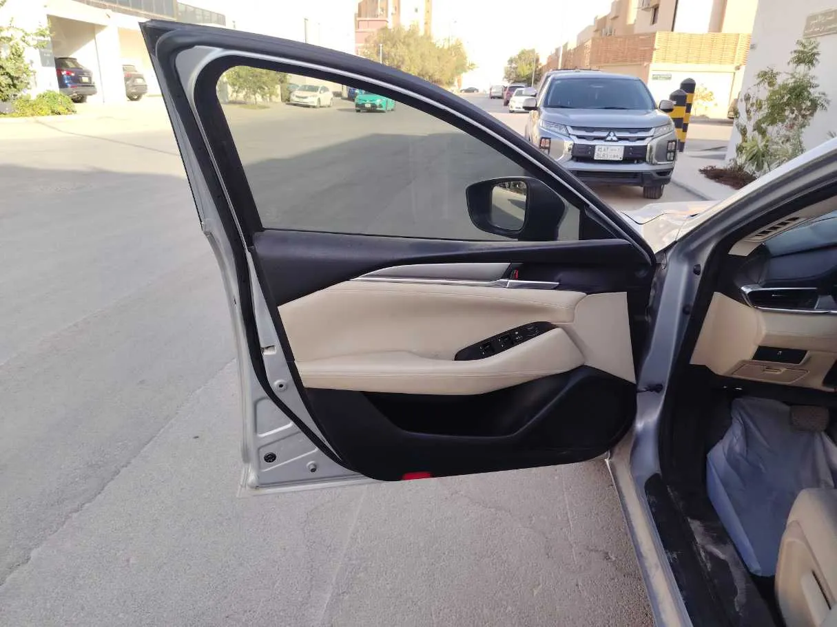Car image 11