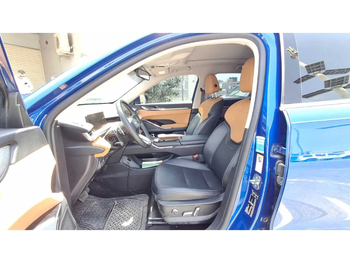 Car image 12