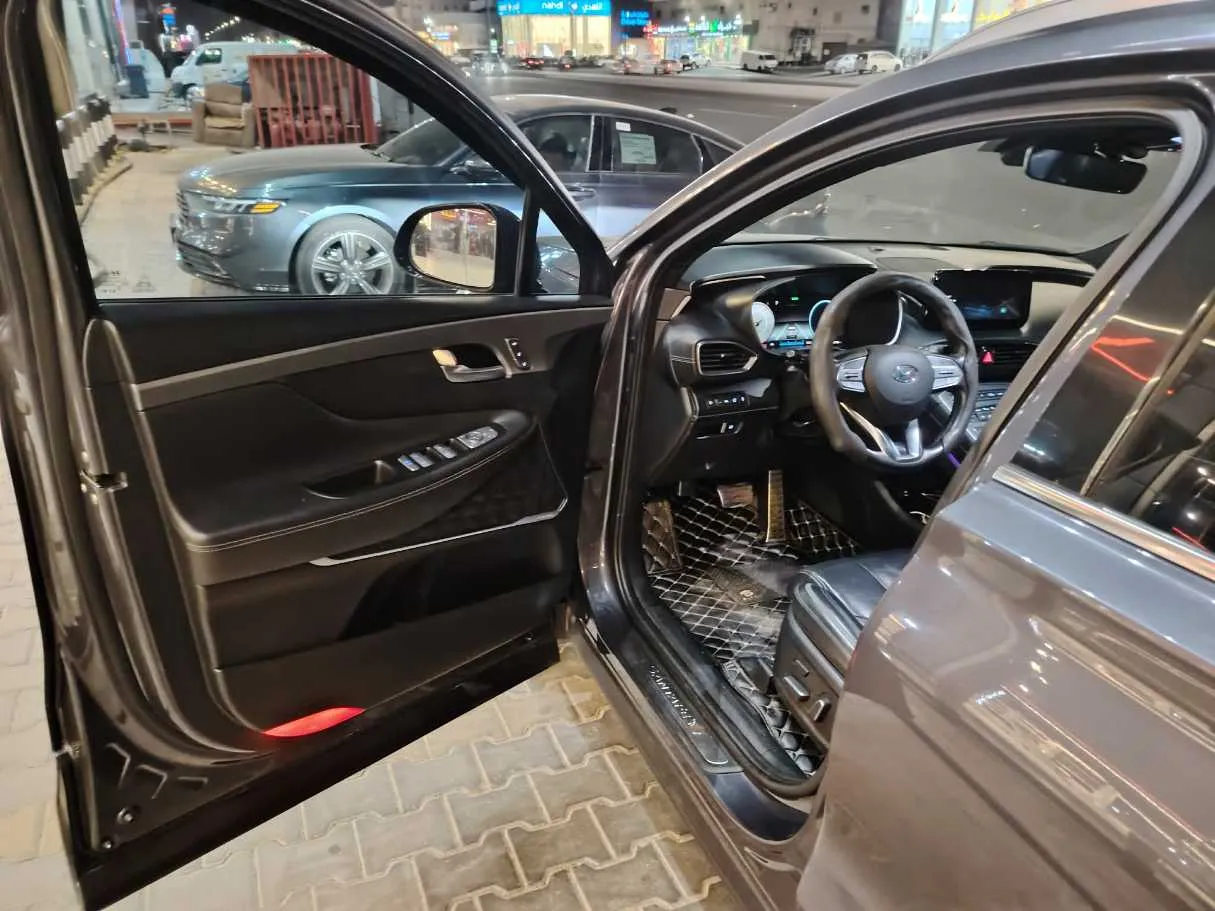 Car image 12