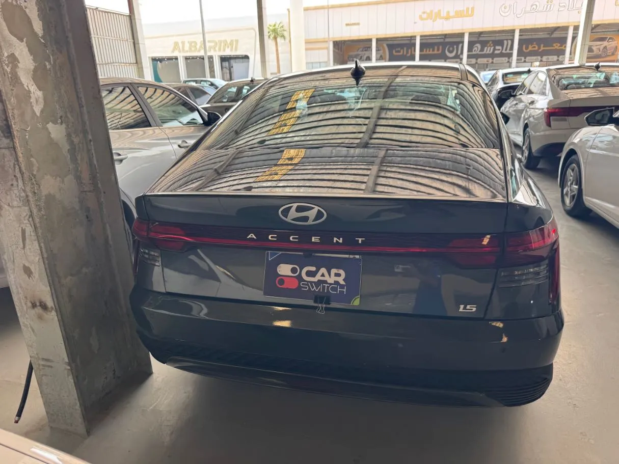 Car image 4