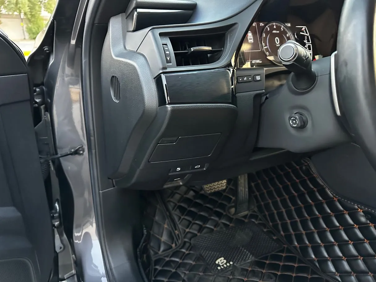 Car image 24