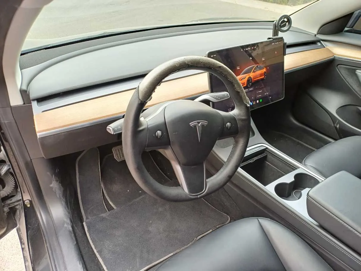 Car image 11