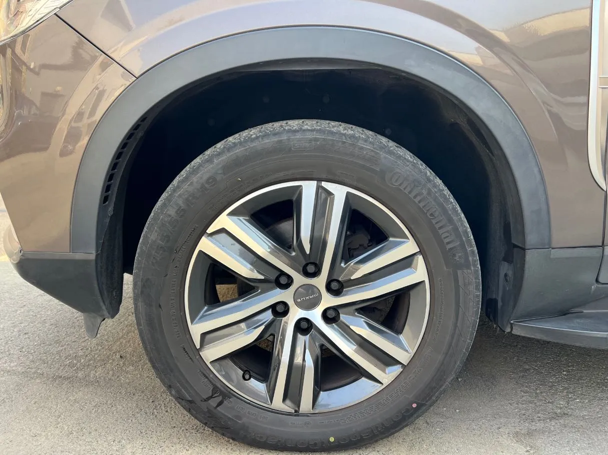Car image 9
