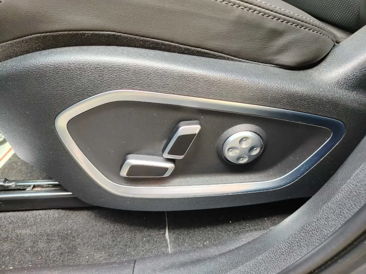 Car image 40