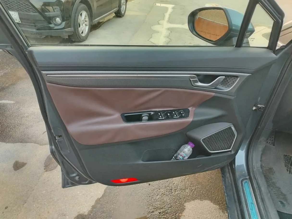 Car image 11