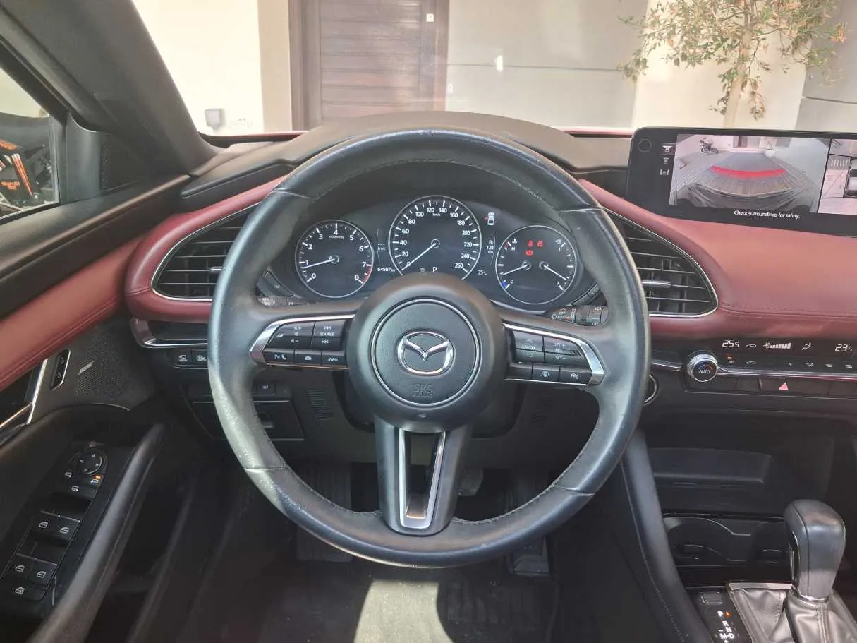 Car image 16
