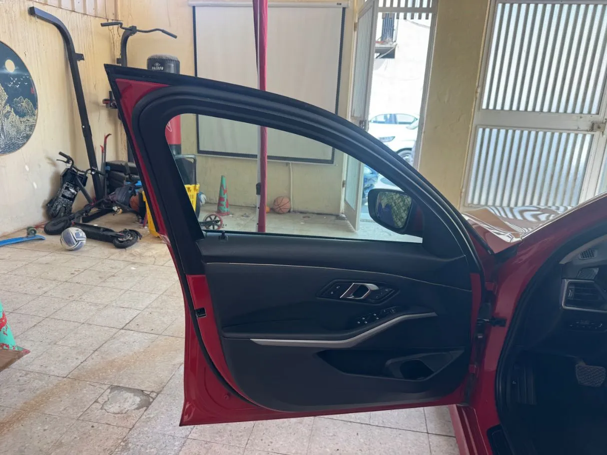 Car image 10