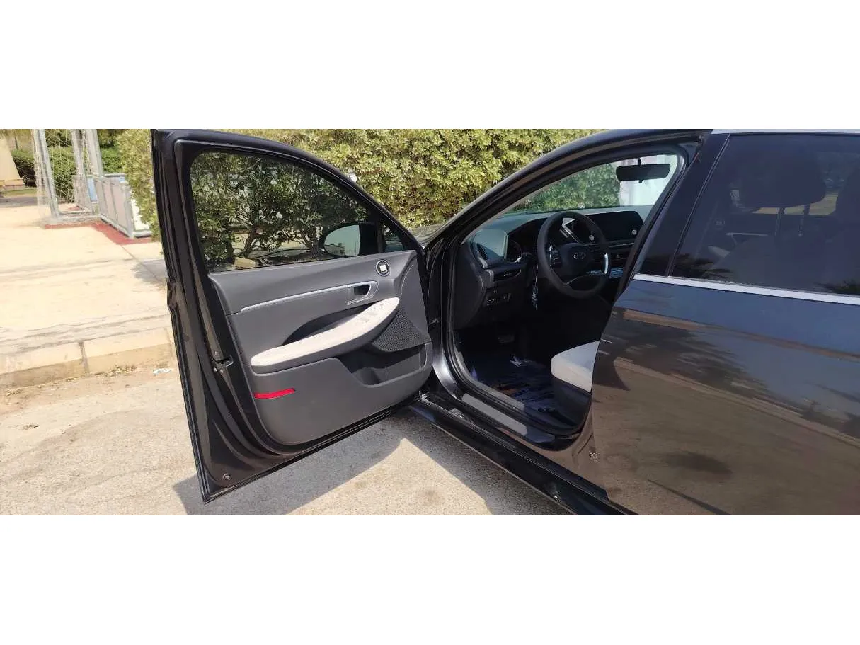 Car image 11