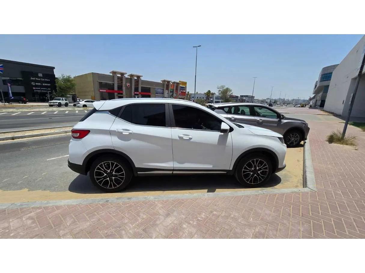 Car image 4