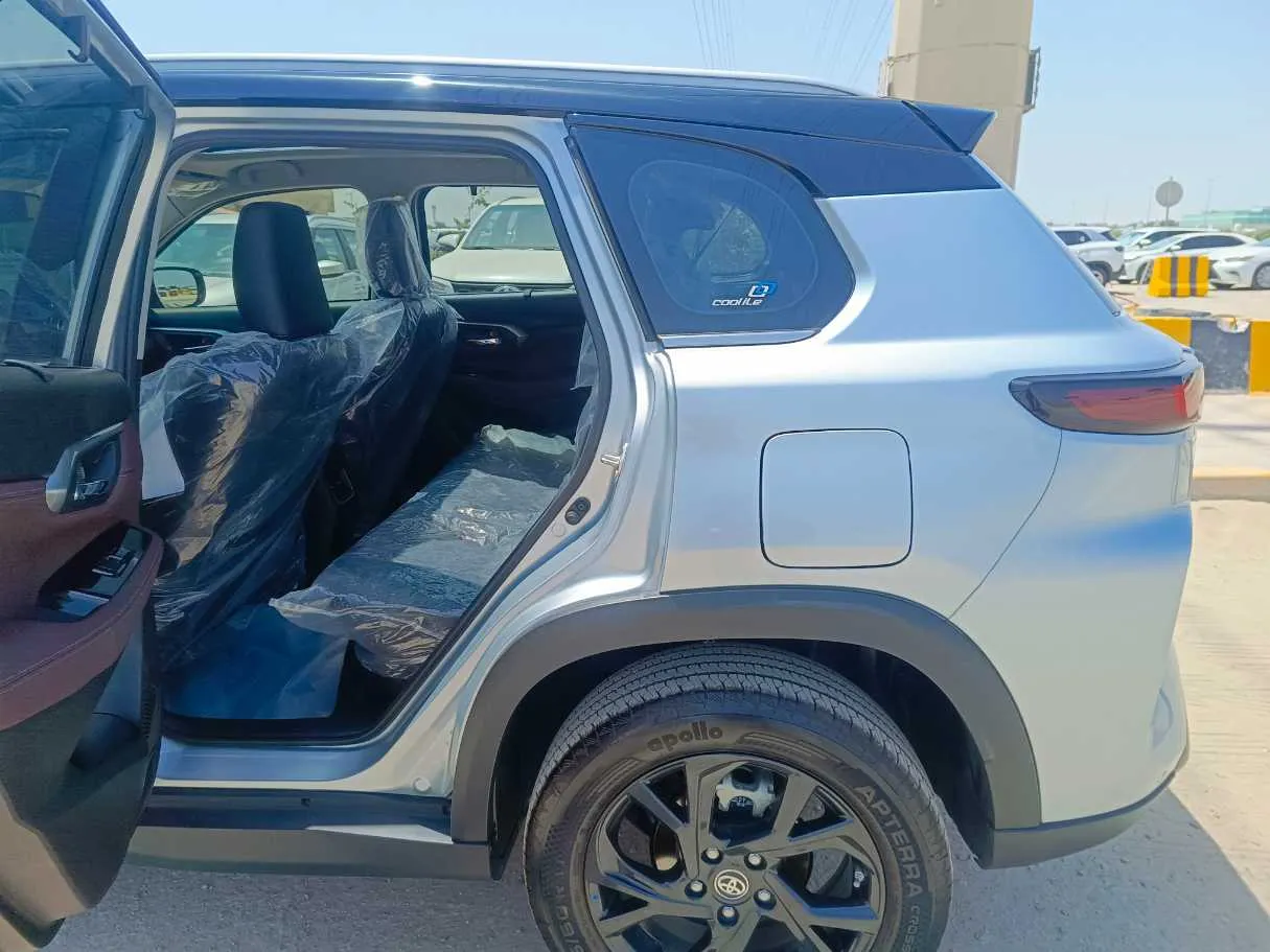 Car image 16