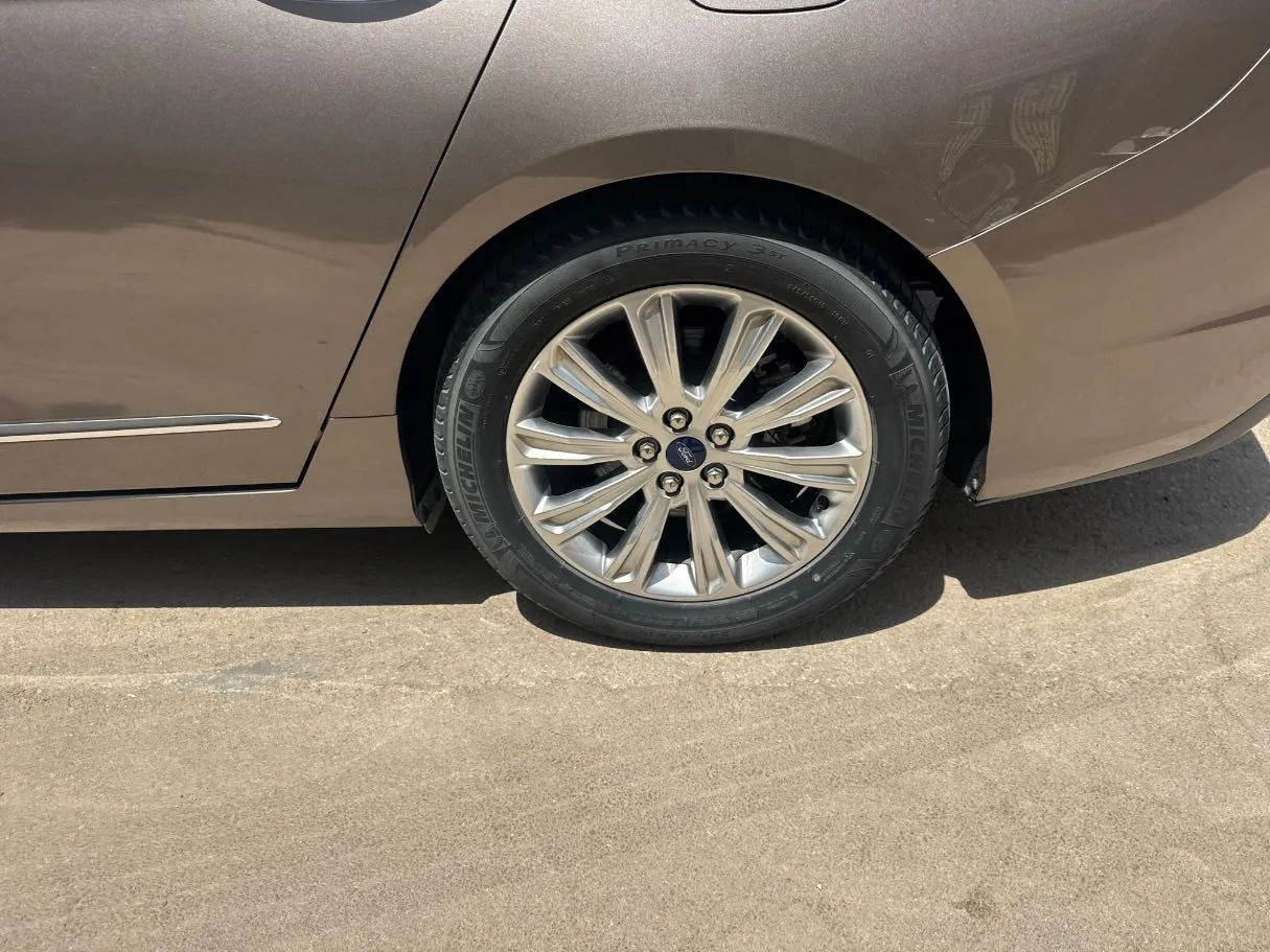 Car image 9