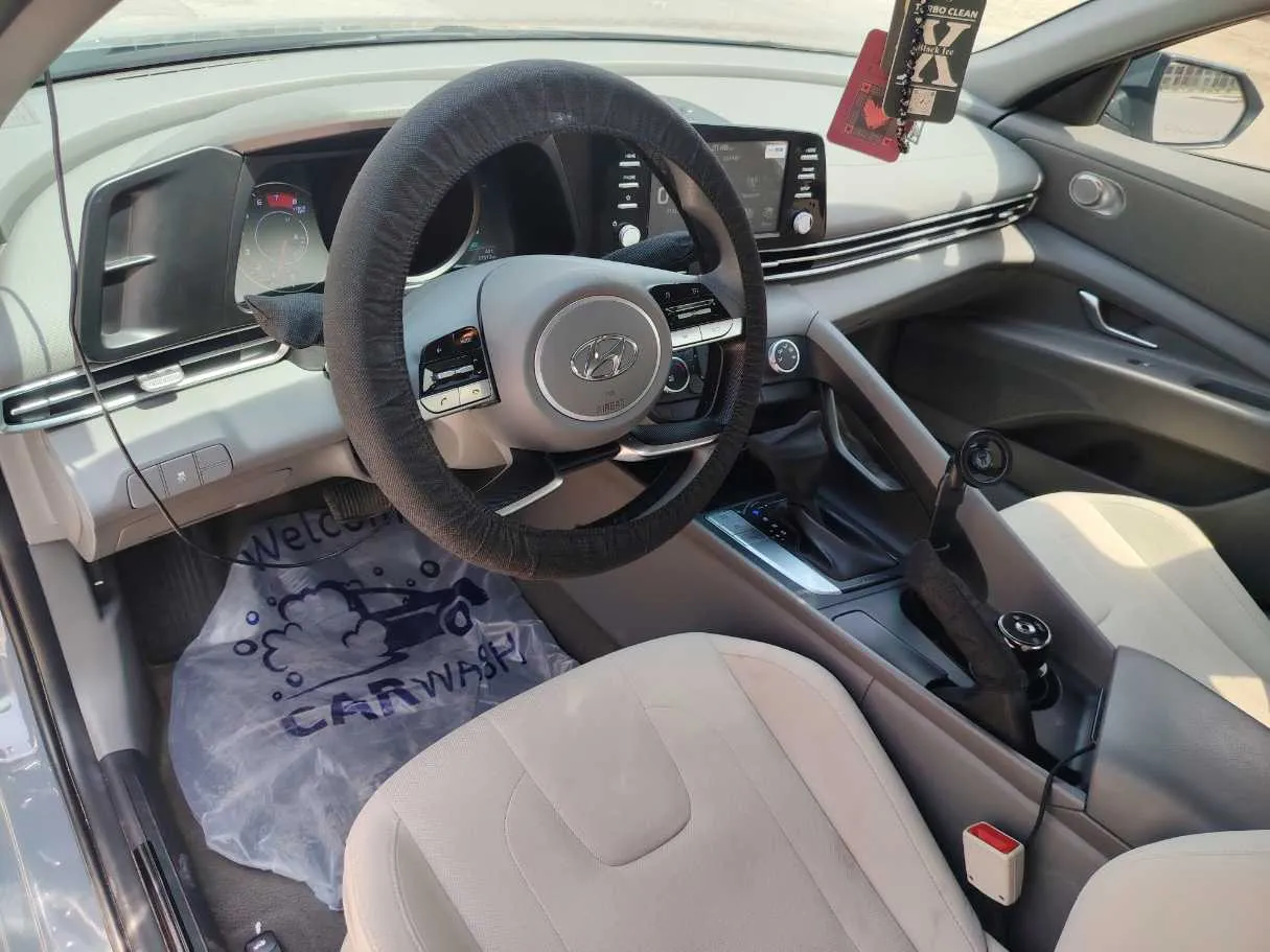 Car image 12