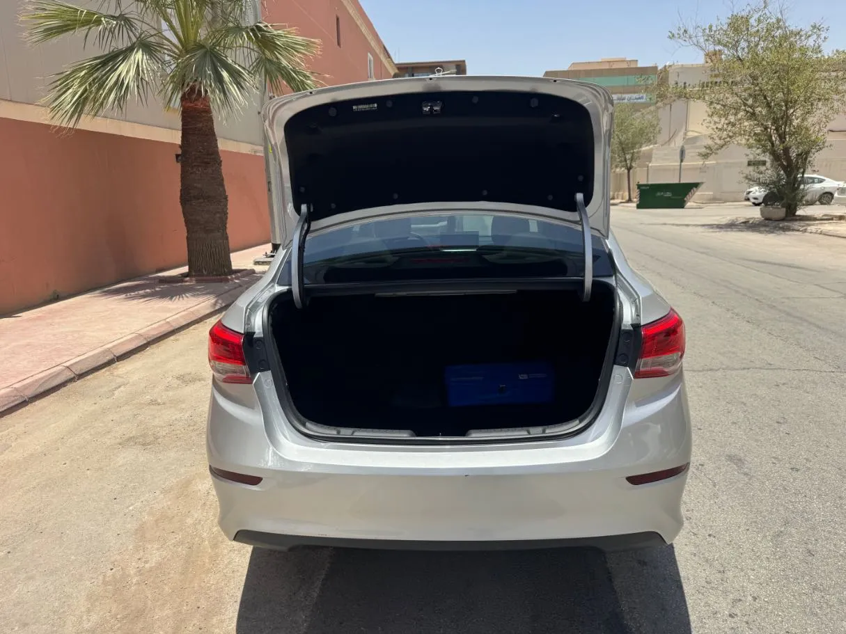 Car image 19