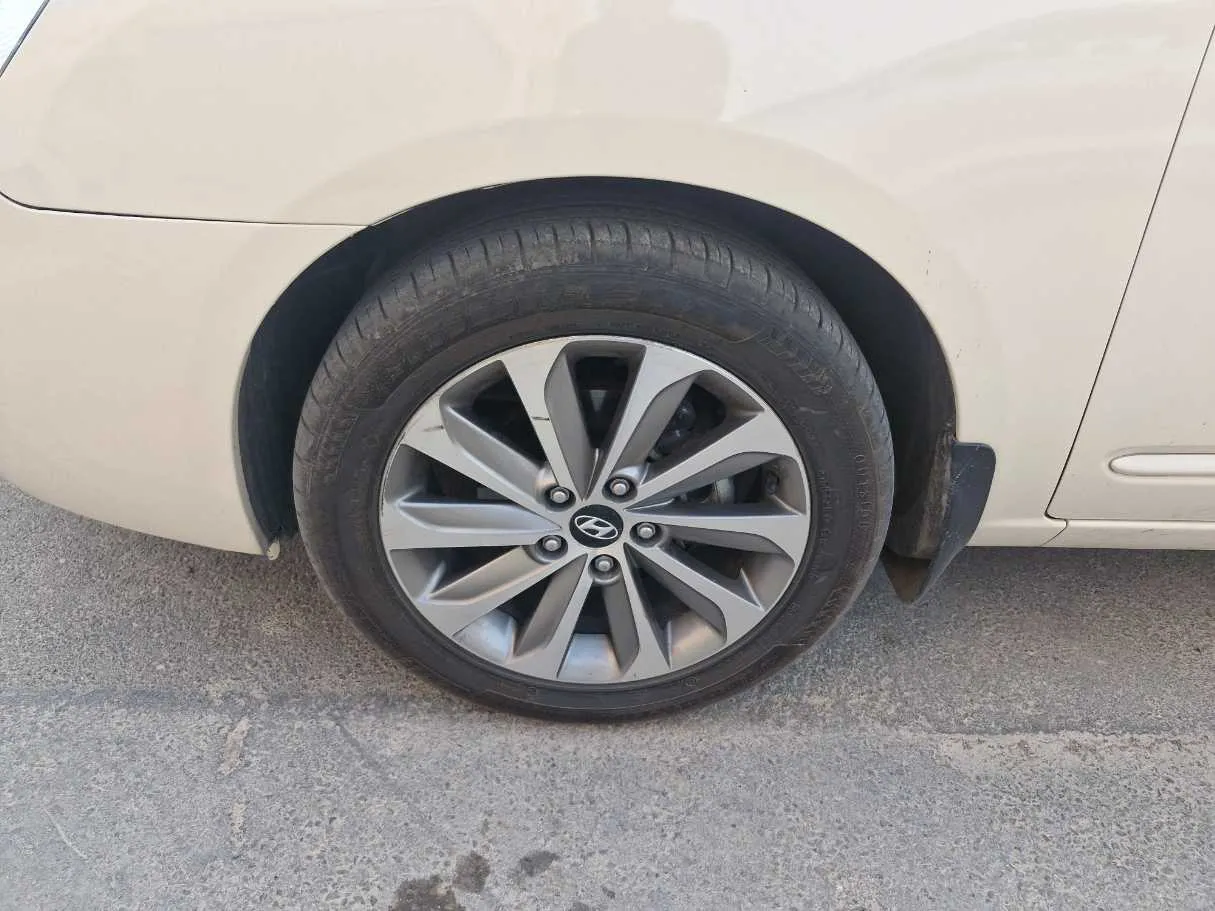 Car image 10